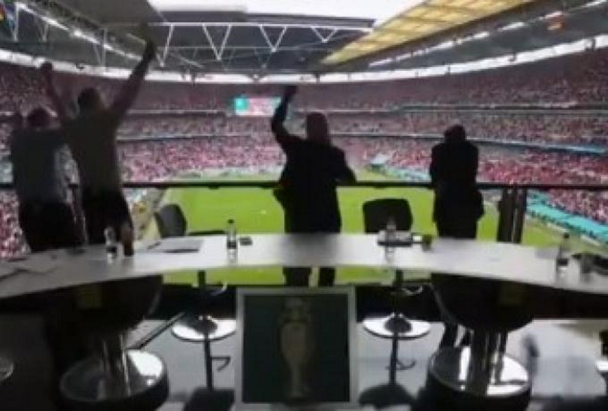 Euro 2020, Αγγλία – Γερμανία: Λίνεκερ, Σίρερ και Φέρντιναντ άφησαν τα μικρόφωνα και πανηγύρισαν έξαλλα