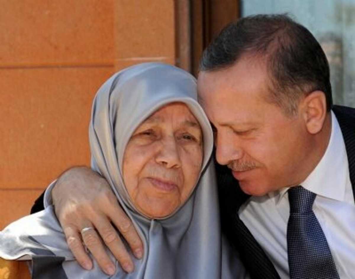 Γιορτή του Πατέρα: Η ευαίσθητη πλευρά του Ερντογάν – Τι αποκάλυψε για τη μητέρα του