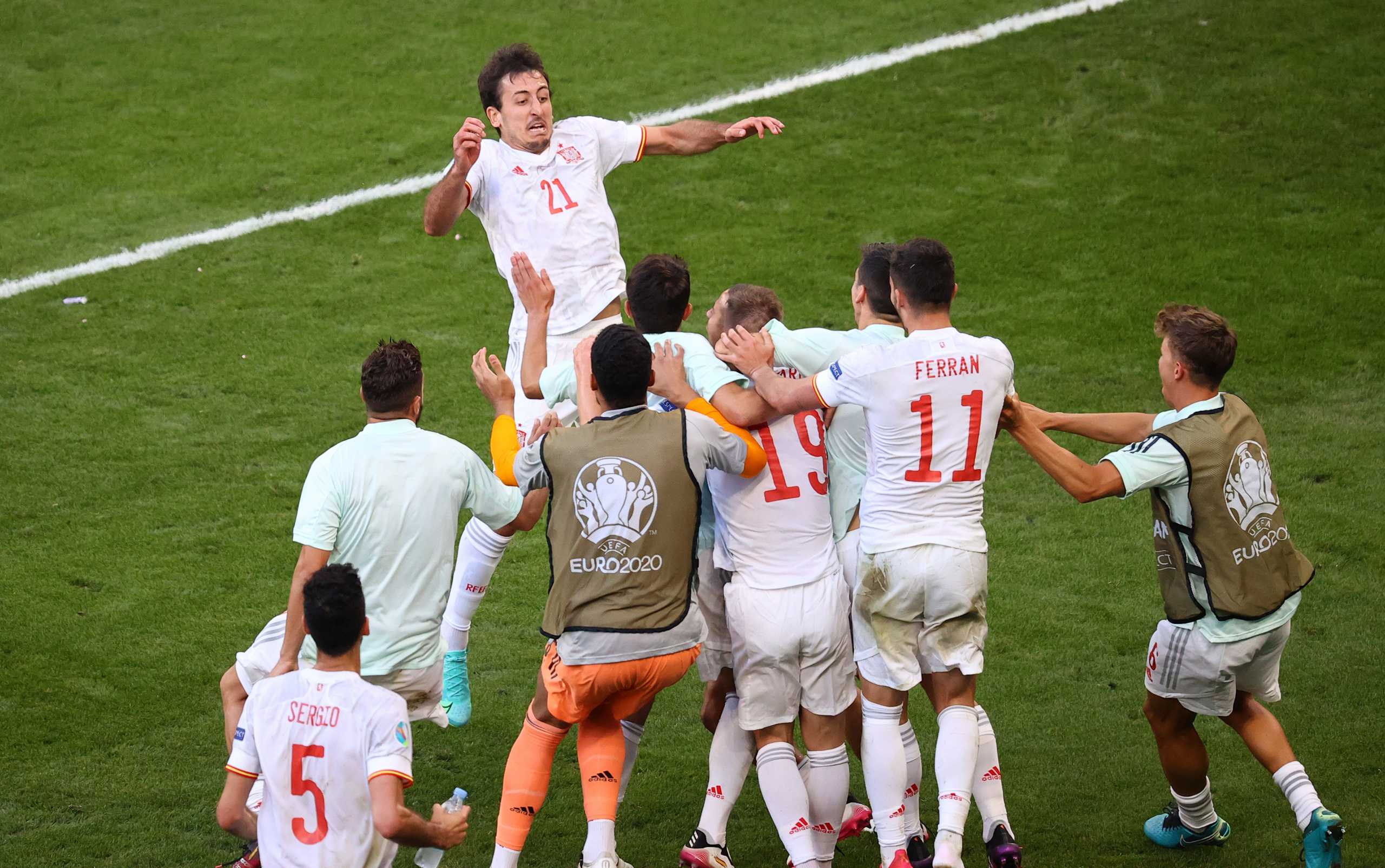 Soccer Football - Euro 2020 - Round of 16 - Croatia v Spain - Parken Stadium, Copenhagen, Denmark - June 28, 2021 Spain's Mikel Oyarzabal celebrates scoring their fifth goal with teammates Pool via REUTERS