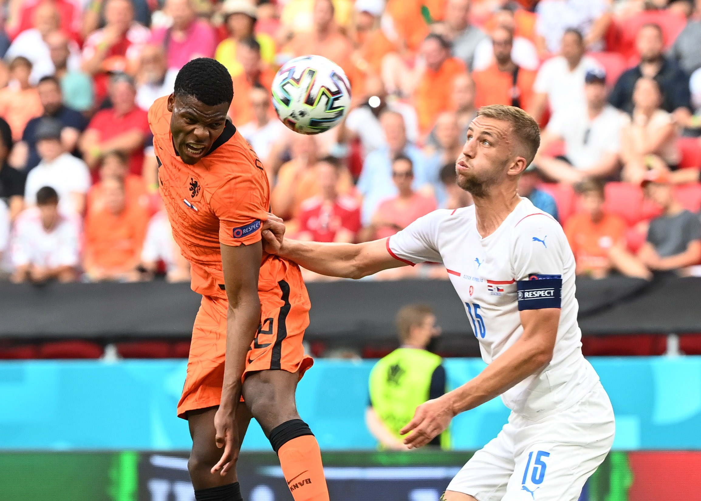 Soccer Football - Euro 2020 - Round of 16 - Netherlands v Czech Republic - Puskas Arena, Budapest, Hungary - June 27, 2021  Netherlands' Denzel Dumfries in action with Czech Republic's Tomas Soucek Pool via REUTERS