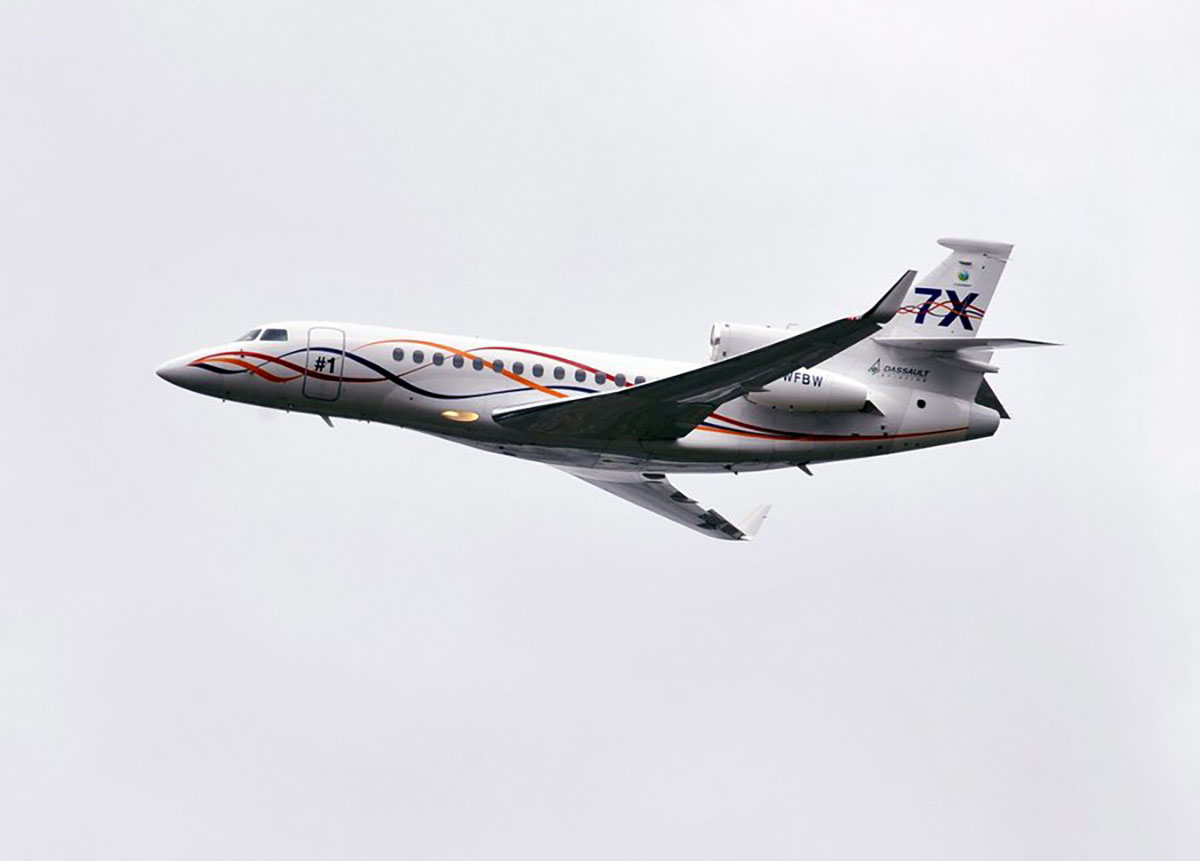 epa02787184 A Dassault 'Falcon' 7x commercial airplane is performing a fly over during the Paris Air Show 2011 at Le Bourget, Paris, France, 20 June 2011. According to the organizers, the trade show from 20 to 26 June will feature 28 international pavilions, 140 aircraft including an exceptional appearance by the solar aircraft 'Solar Impulse', jobs and training area, an 'Alternative Aviation Fuels' village and the opportunity to visit the air and space museum. The International Paris Air Show at Le Bourget is expected to be visited by 138,000 professional visitors and 200,000 general public visitors.  EPA