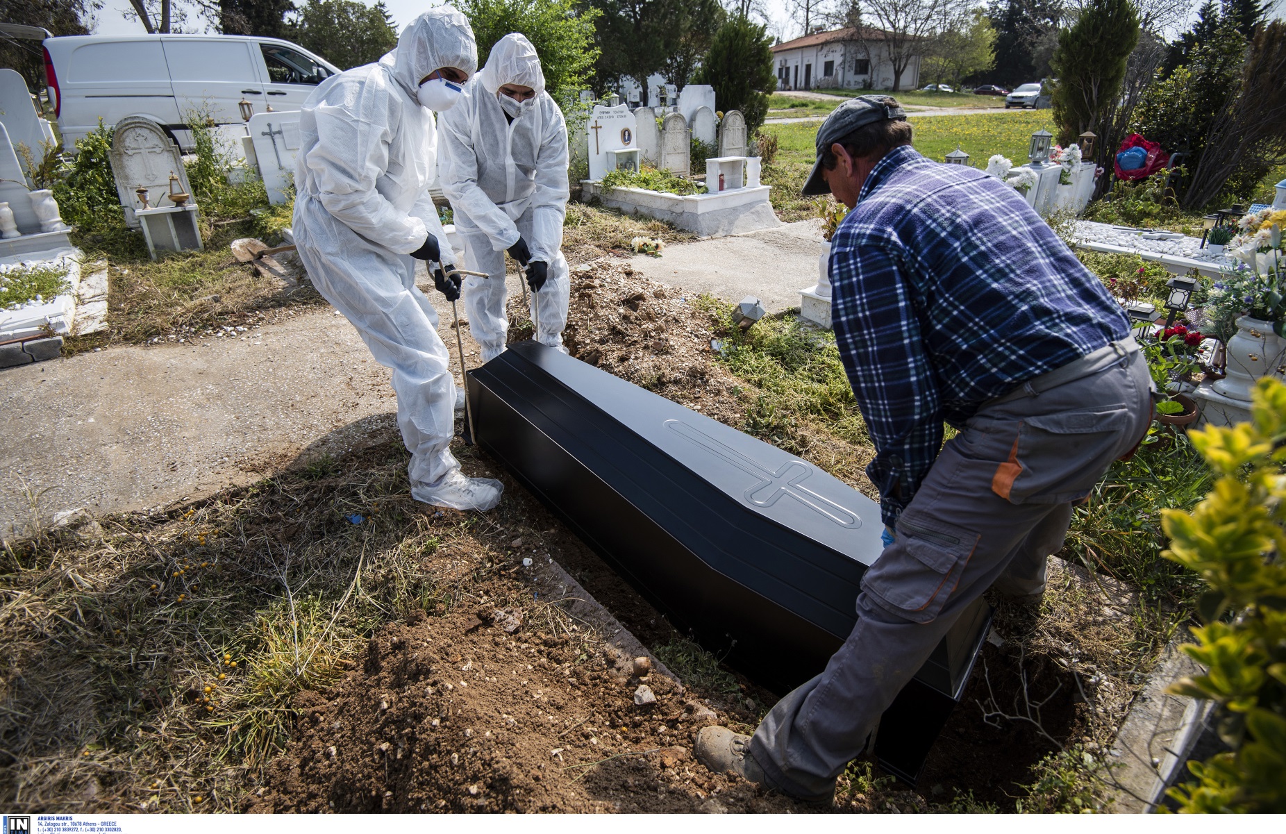 Εύβοια: Ιερέας άνοιξε φέρετρο νεκρού από κορονοϊό και φώναζε (video)