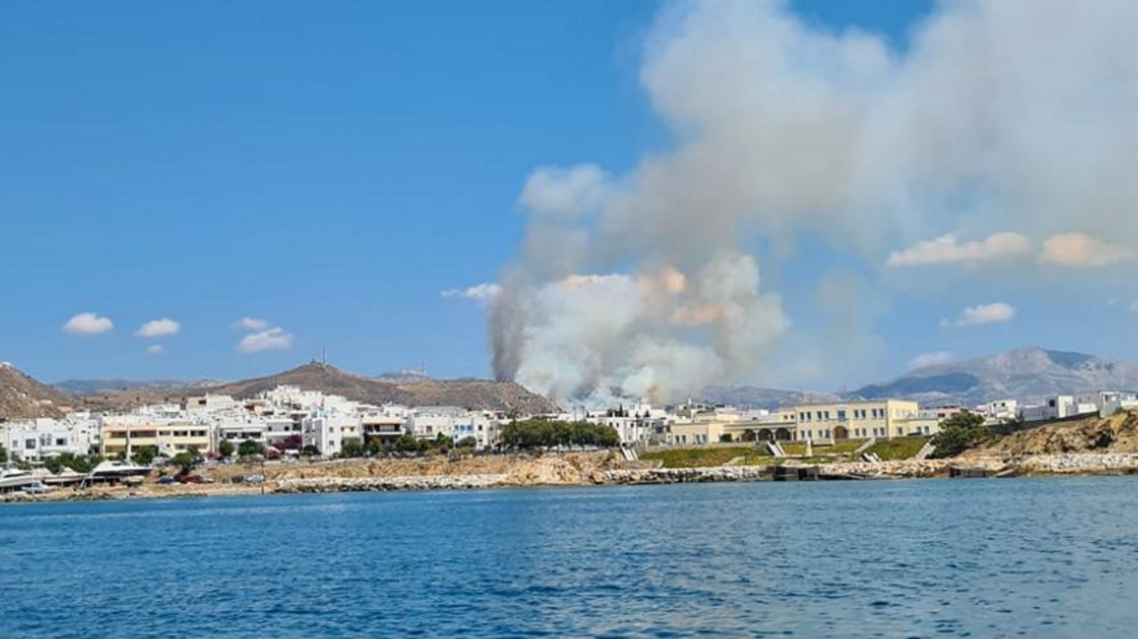 Νάξος: Μεγάλη φωτιά κοντά σε οικισμό – Αποπνικτική η ατμόσφαιρα σε πολλά σημεία του νησιού