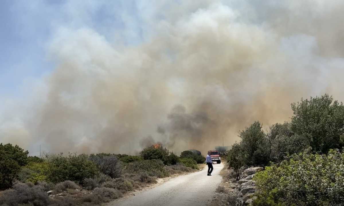 Φωτιά στην Πάρο: Οριοθετήθηκε η πυρκαγιά – Mε μικρές διάσπαρτες εστίες το μέτωπο