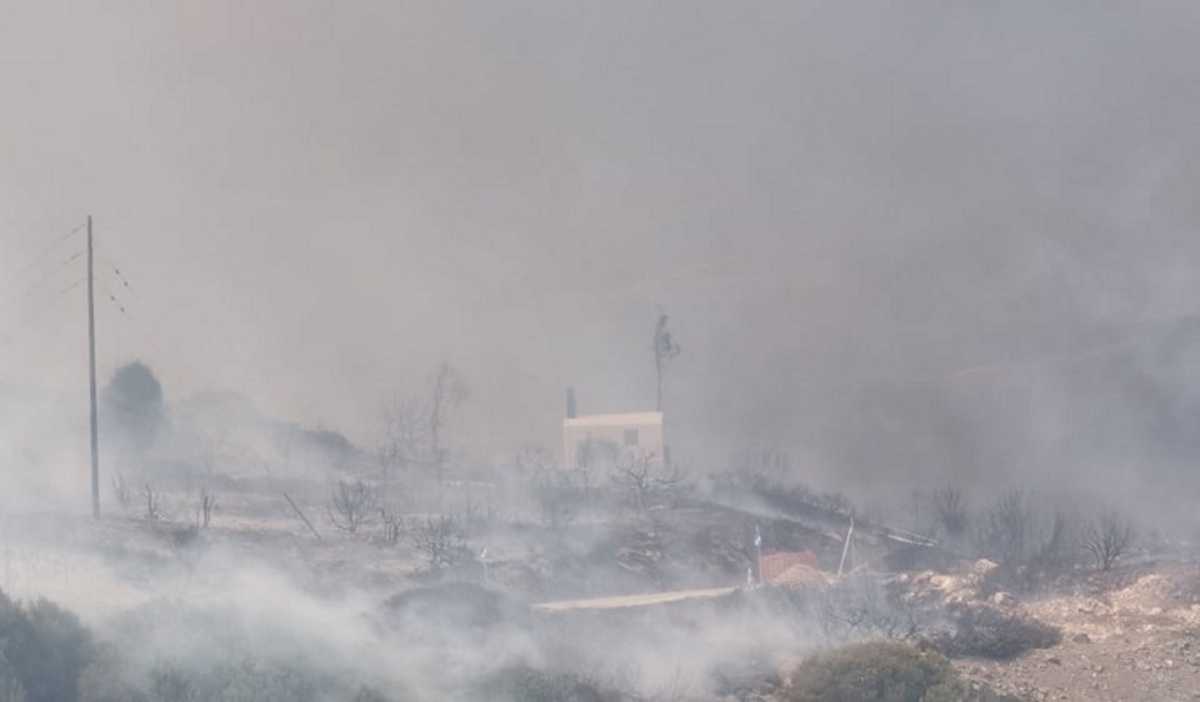 Φωτιά στην Πάρο: Οι φλόγες έφτασαν κοντά σε σπίτια (video)