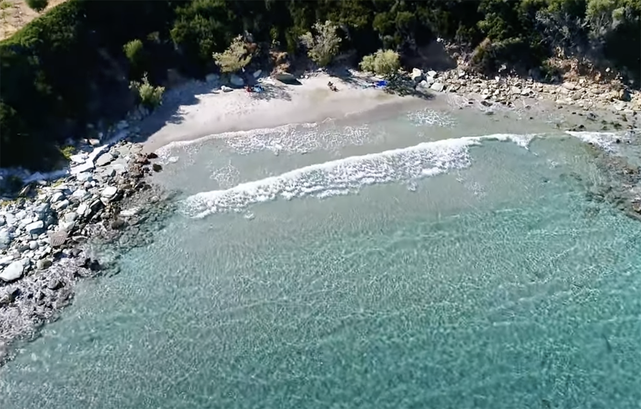 Ελληνικές παραλίες: Η φυσική πισίνα κοντά στην Αθήνα που πας με αυτοκίνητο