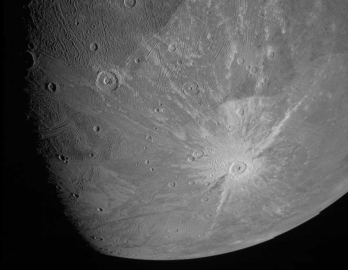 NASA: Αυτές είναι οι πρώτες κοντινές εικόνες του Γανυμήδη (pics, video)