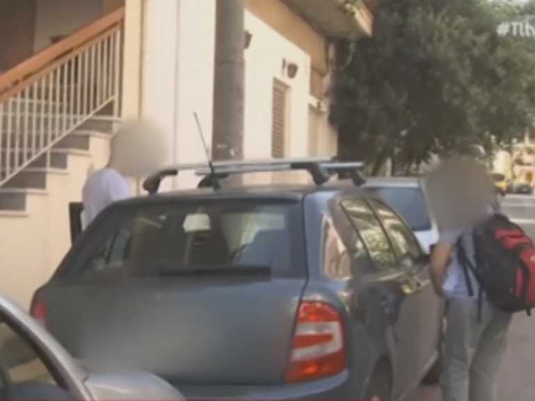 Γλυκά Νερά: Η μικρή Λυδία στην αγκαλιά της μητέρα της Κάρολαϊν (vid)
