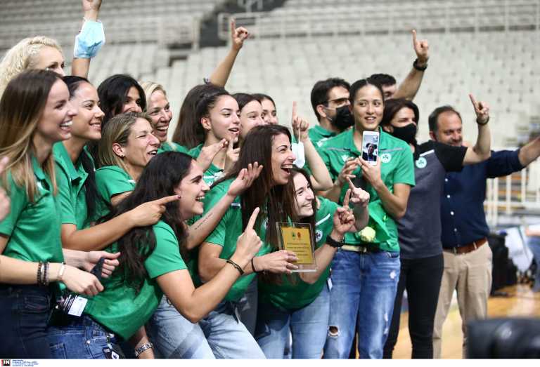 Η ΚΑΕ Παναθηναϊκός βράβευσε τις πρωταθλήτριες του μπάσκετ γυναικών