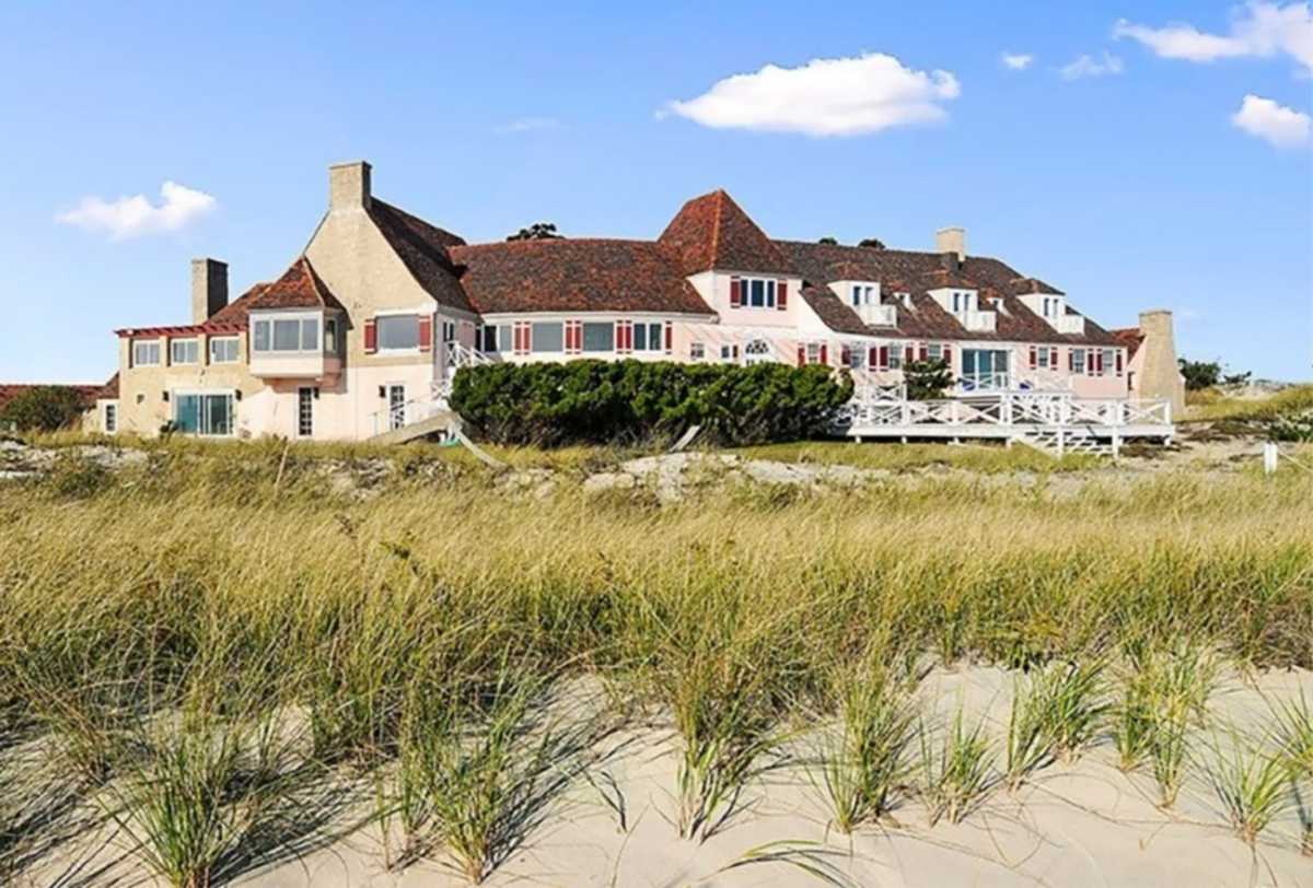 Αυτή η πολυτελής κατοικία των 75 εκατ. διαθέτει ιδιωτική παραλία 15 μέτρων