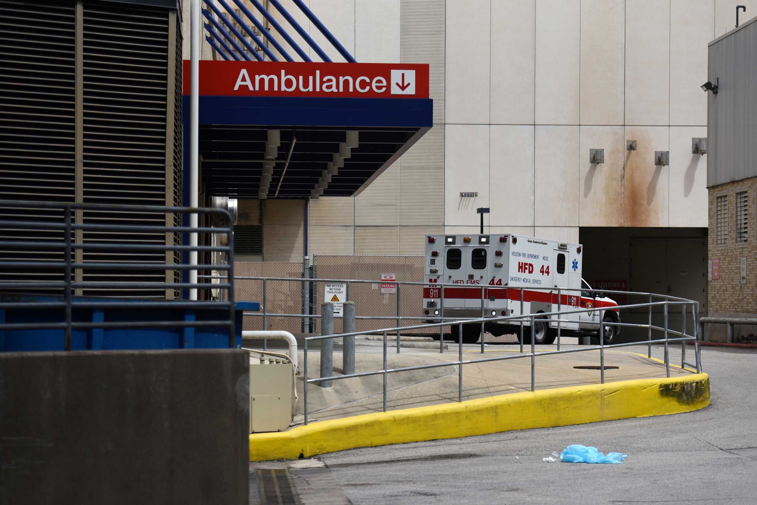 FILE PHOTO: An ambulance arrives at the Houston Methodist Hospital emergency room amid a coronavirus disease (COVID-19) outbreak in Houston, Texas, U.S., June 28, 2020.  REUTERS