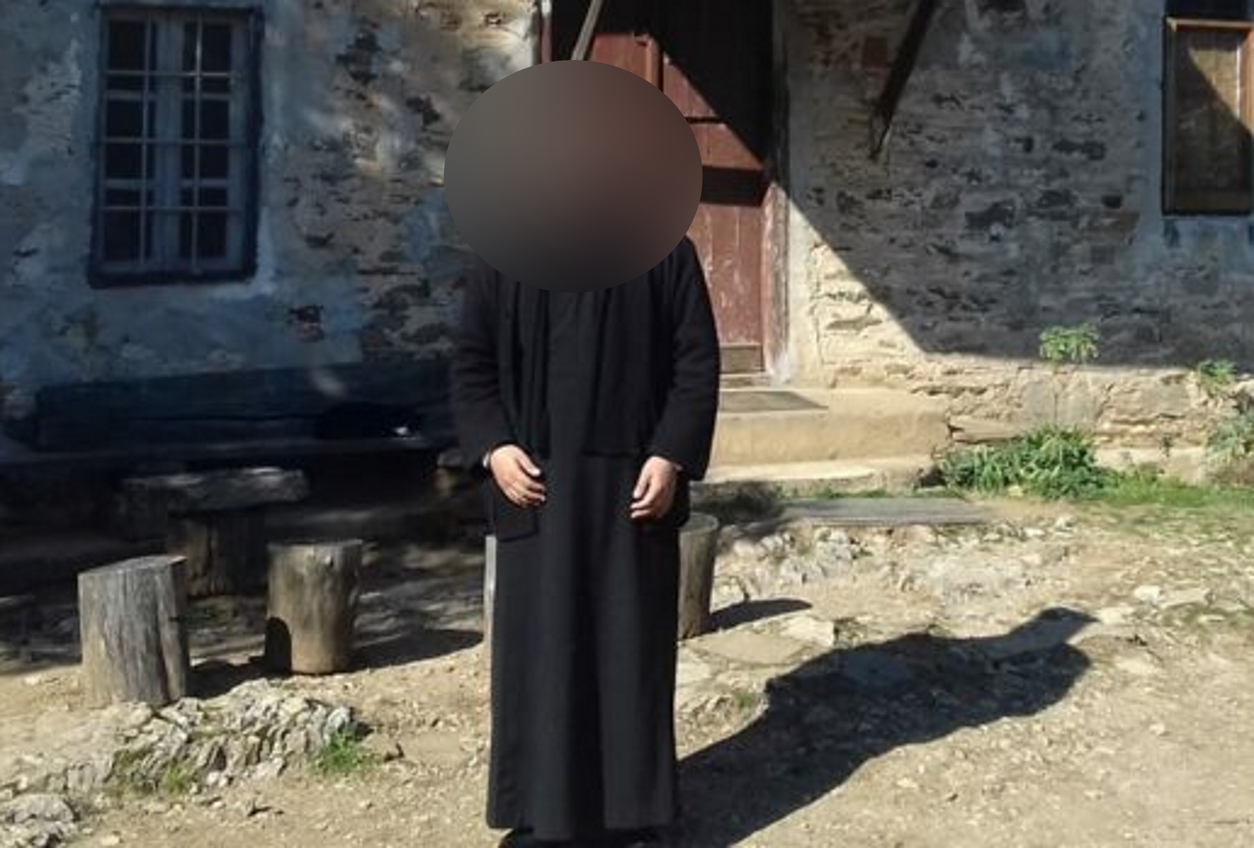 Επίθεση με βιτριόλι στην Μονή Πετράκη: «Πάσχω από μανιοκατάθλιψη, ζητώ συγγνώμη» λέει ο παπάς στην απολογία του