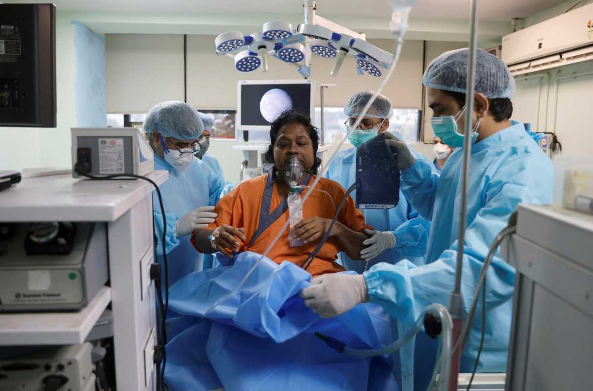Ινδία: Χιλιάδες γιατροί ζητούν τη σύλληψη γκουρού που προτείνει τη γιόγκα ως θεραπεία για τον κορονοϊό