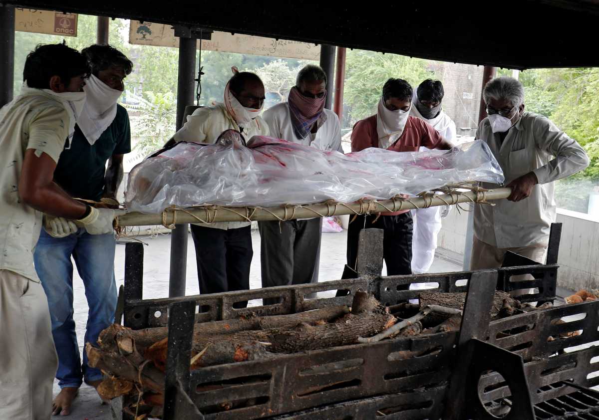 Ινδία: Μια «ανάσα» από τους 400.000 νεκρούς από κορονοϊό