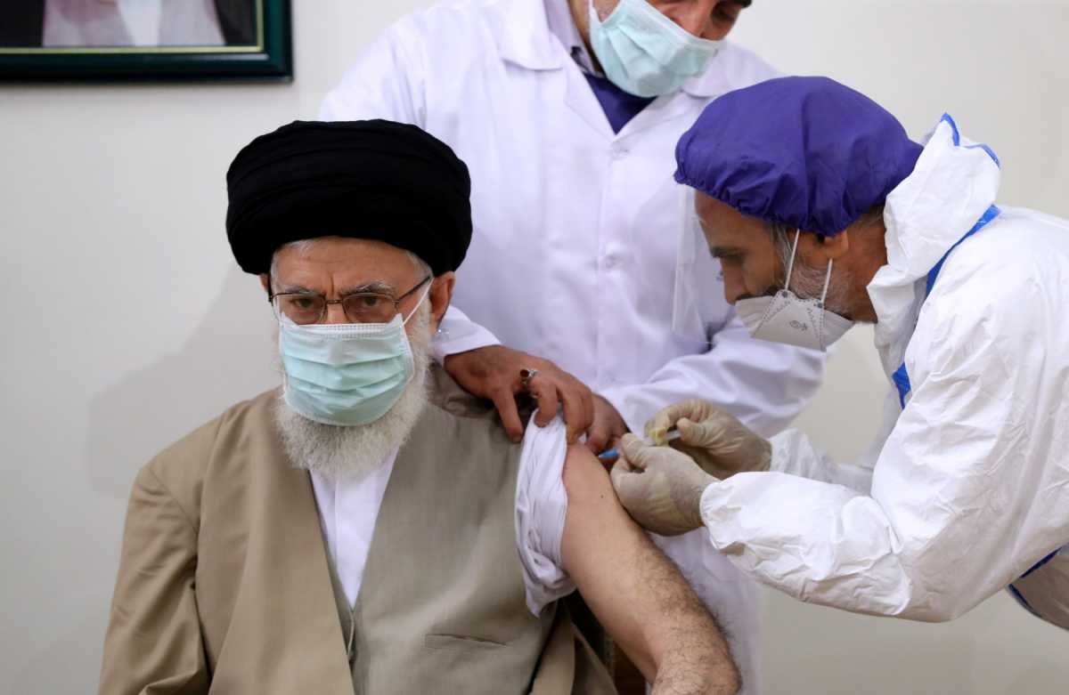 Κορονοϊός: Ο Χαμενεΐ έκανε την πρώτη δόση του ιρανικού εμβολίου κατά του κορονοϊού