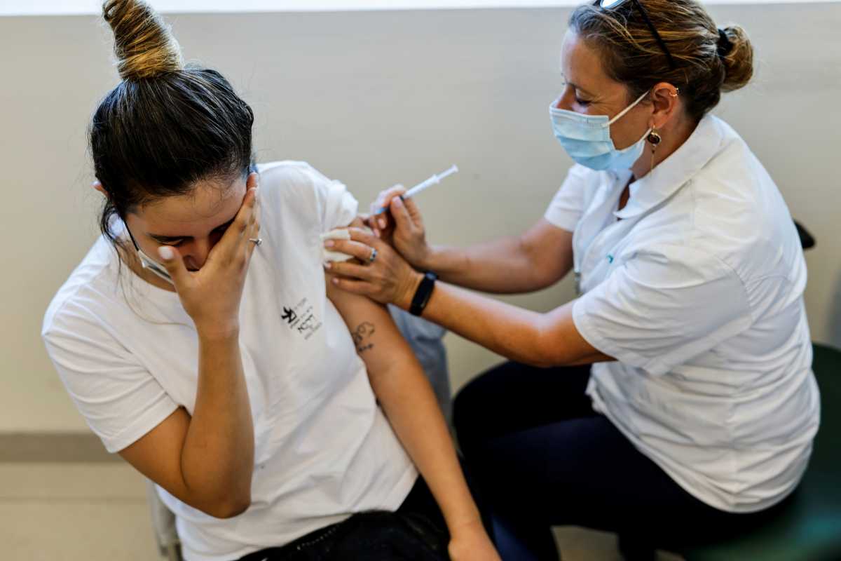 «Καμπανάκι» στη Γαλλία για τη μετάλλαξη Δέλτα: Καλούν τους πολίτες να επιταχύνουν τον εμβολιασμό τους