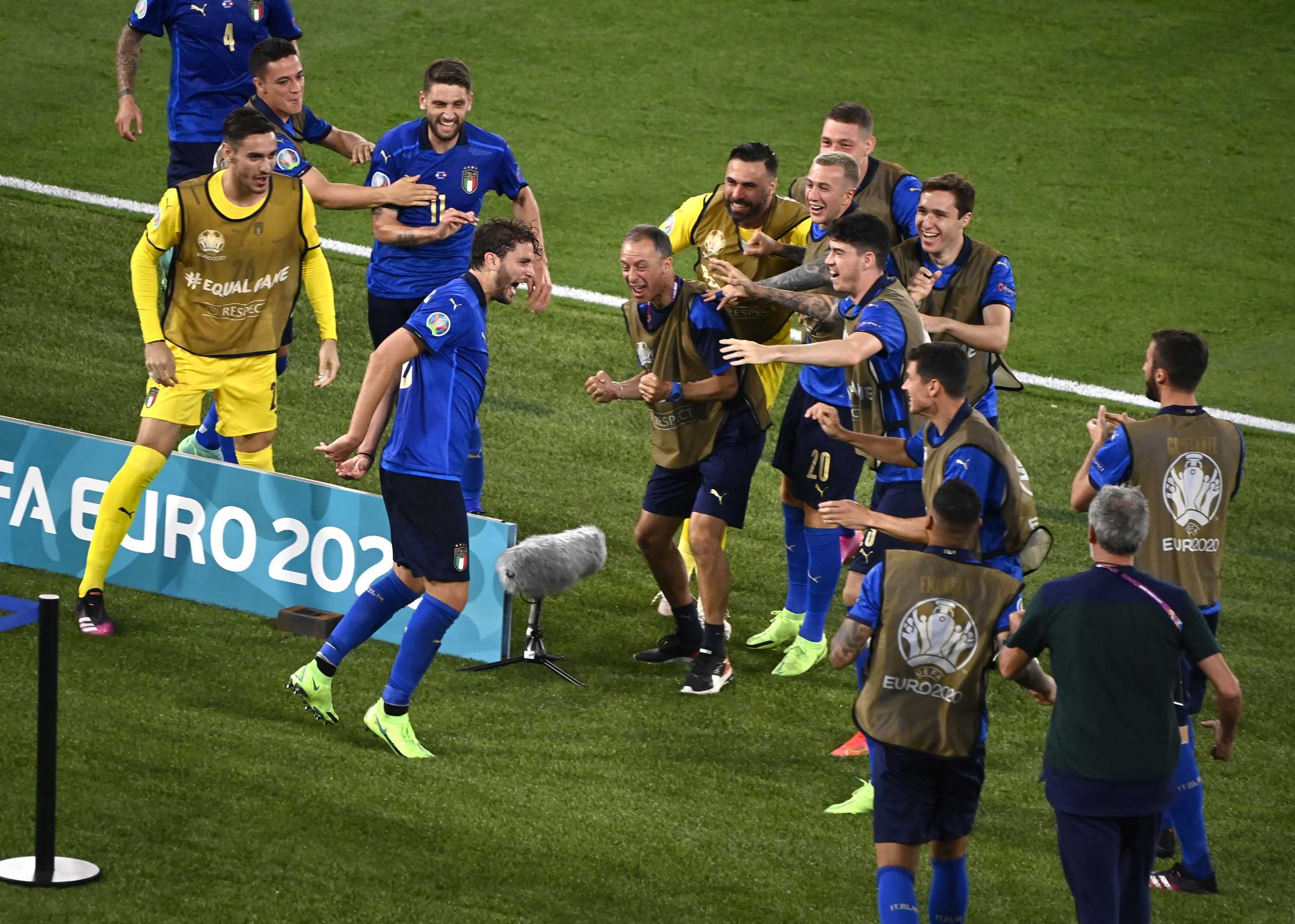 Soccer Football - Euro 2020 - Group A - Italy v Switzerland - Stadio Olimpico, Rome, Italy - June 16, 2021 Italy's Manuel Locatelli celebrates scoring their first goal with teammates Pool via REUTERS