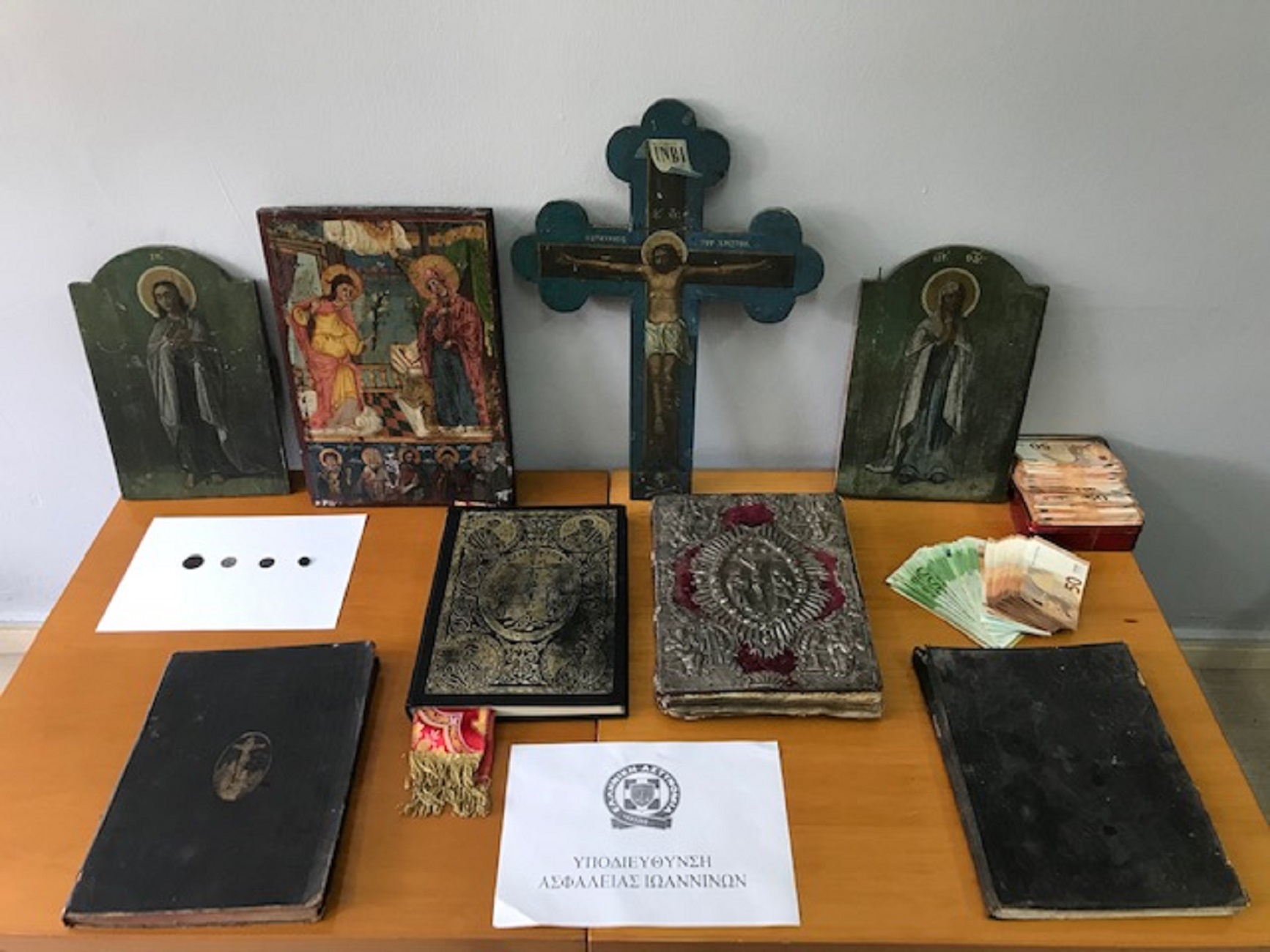 Ιωάννινα: Ιερόσυλος έκλεψε Ευαγγέλιο του 1818 (pics)