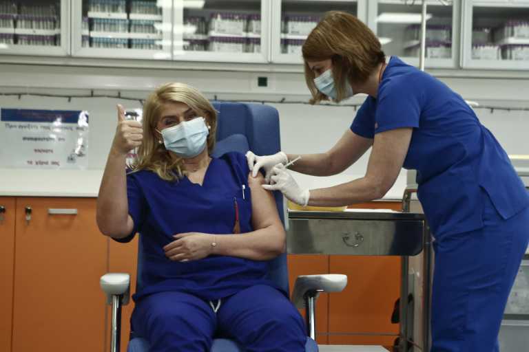«Θα το έκανα και πάλι, είμαι στρατιώτης» λέει η Εύη Καμπιτσιούλη,  πρώτη νοσηλεύτρια που εμβολιάστηκε στην Ελλάδα