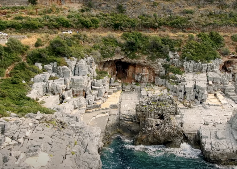 Καταφύγι: Η πιο άγρια παραλία της Ελλάδας από ψηλά