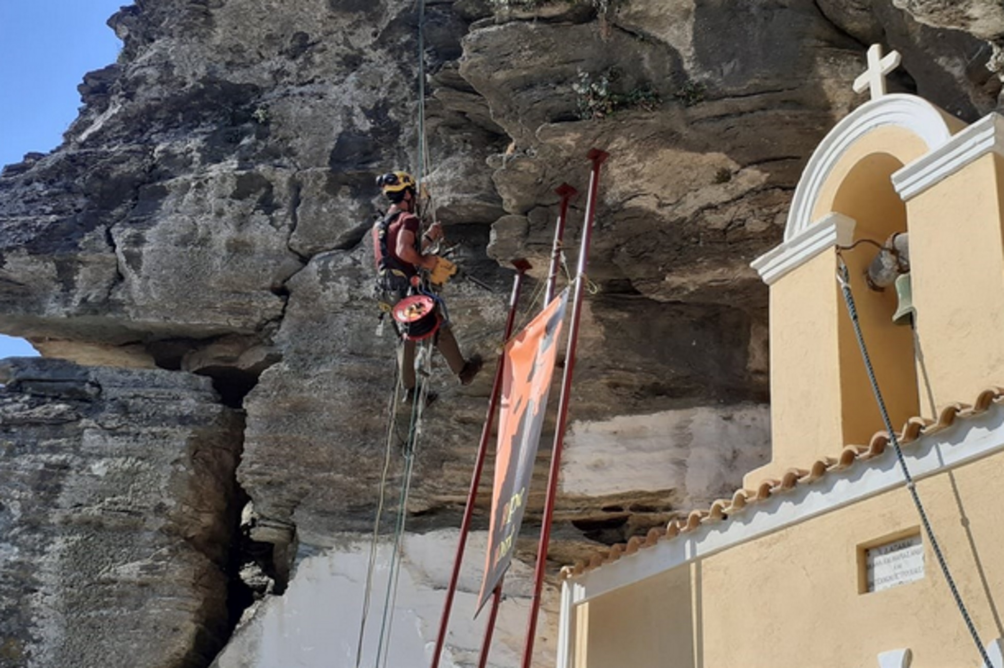 Τζια: Ένας βράχος 60 τόνων πάνω από τα κεφάλια κατοίκων του χωριού – Η λύση που καθυστέρησε