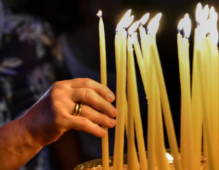 Εύβοια: Άναψε κερί και μετά έκλεψε γλάστρες βάφτισης από εκκλησία