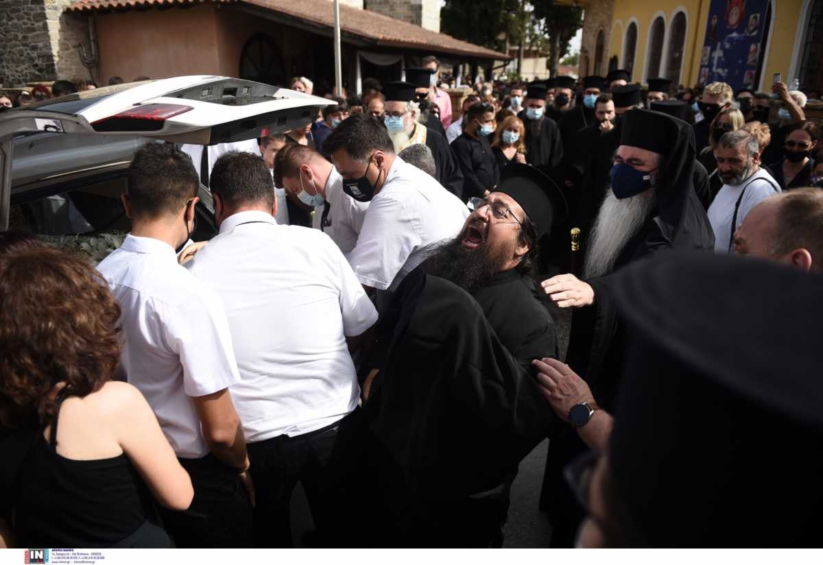 Θεσσαλονίκη: Ανείπωτος θρήνος στην κηδεία της 14χρονης που πέθανε μετά από εγχείρηση στο στομάχι (pics)