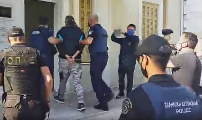 Φλώρινα: «Κτήνος να σαπίσεις» – Οργή στα δικαστήρια για τον δράστη της επίθεσης με τσεκούρι στη ΔΟΥ Κοζάνης