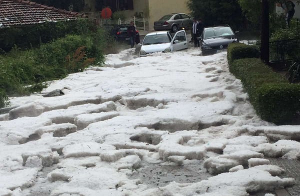 Καιρός – Κοζάνη: Άσπρισαν όλα από το χαλάζι (video)