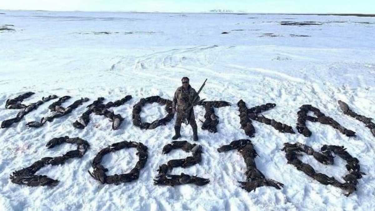 Ποινική δίωξη κατά Ρώσου βουλευτή που φωτογραφήθηκε με εκατοντάδες νεκρές πάπιες