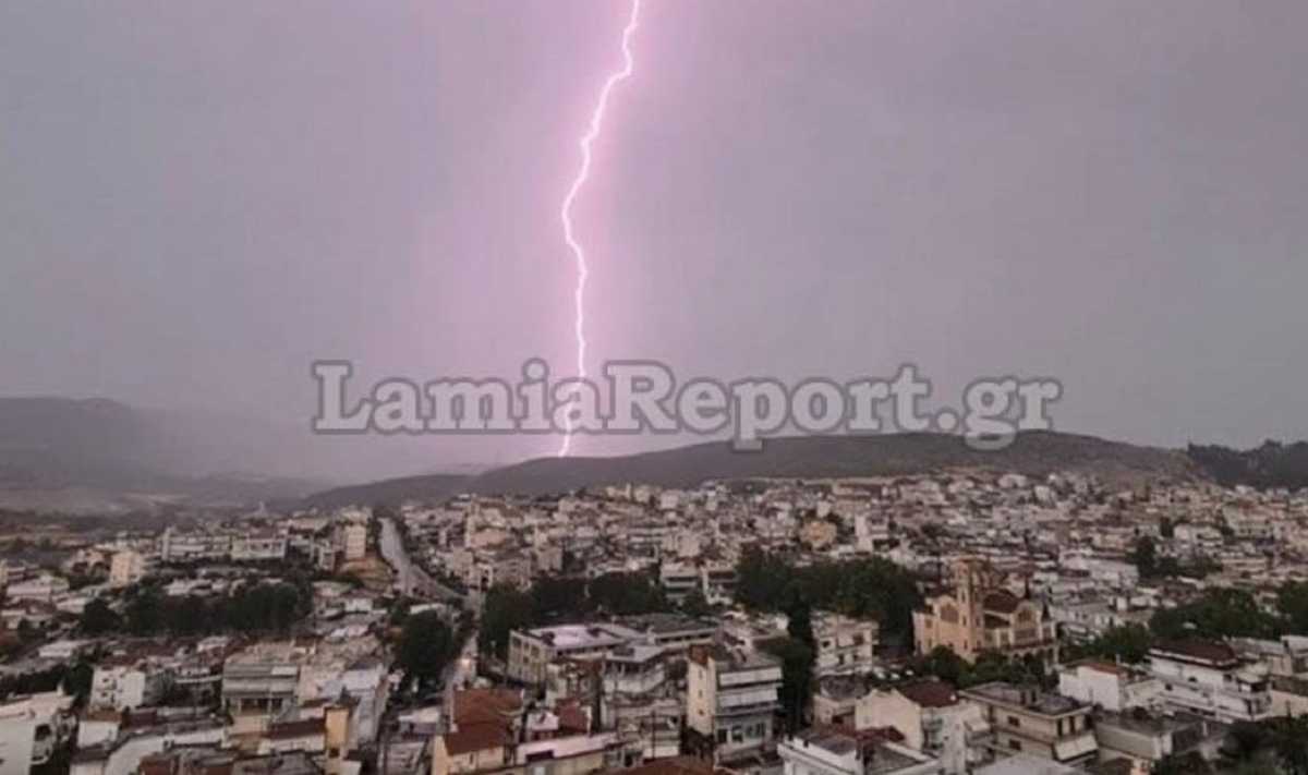 «Άνοιξαν οι ουρανοί» στη Λαμία – Αστραπές και βροντές μέσα στην πόλη (pics, video)