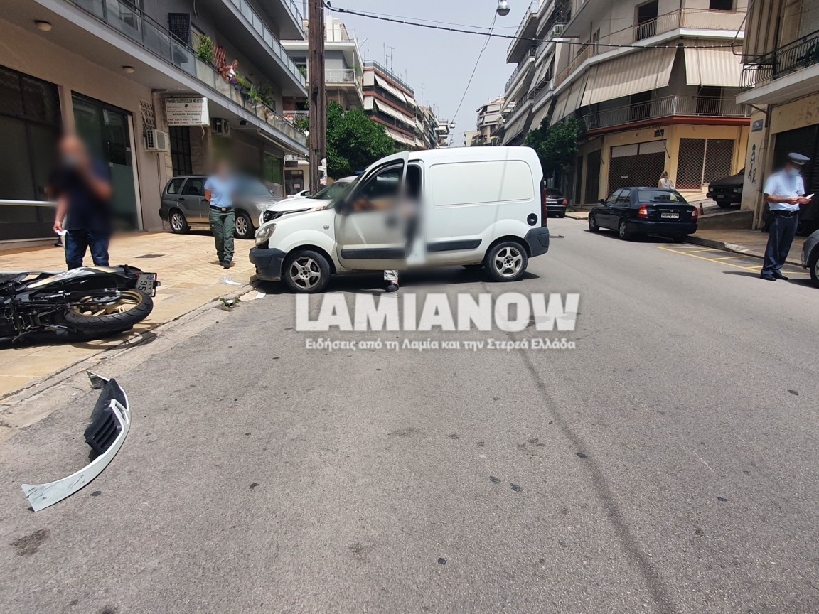 Λαμία: Φορτηγάκι συγκρούστηκε με μηχανή – Στο νοσοκομείο ο οδηγός (pics)