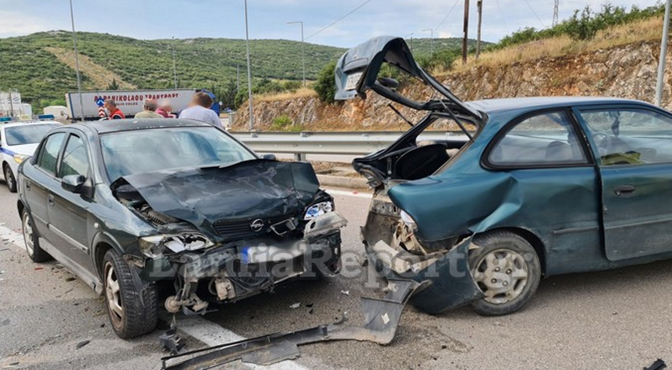 Λαμία: Το ξαφνικό φρενάρισμα έφερε καραμπόλα τριών αυτοκινήτων – Δείτε εικόνες από το σημείο