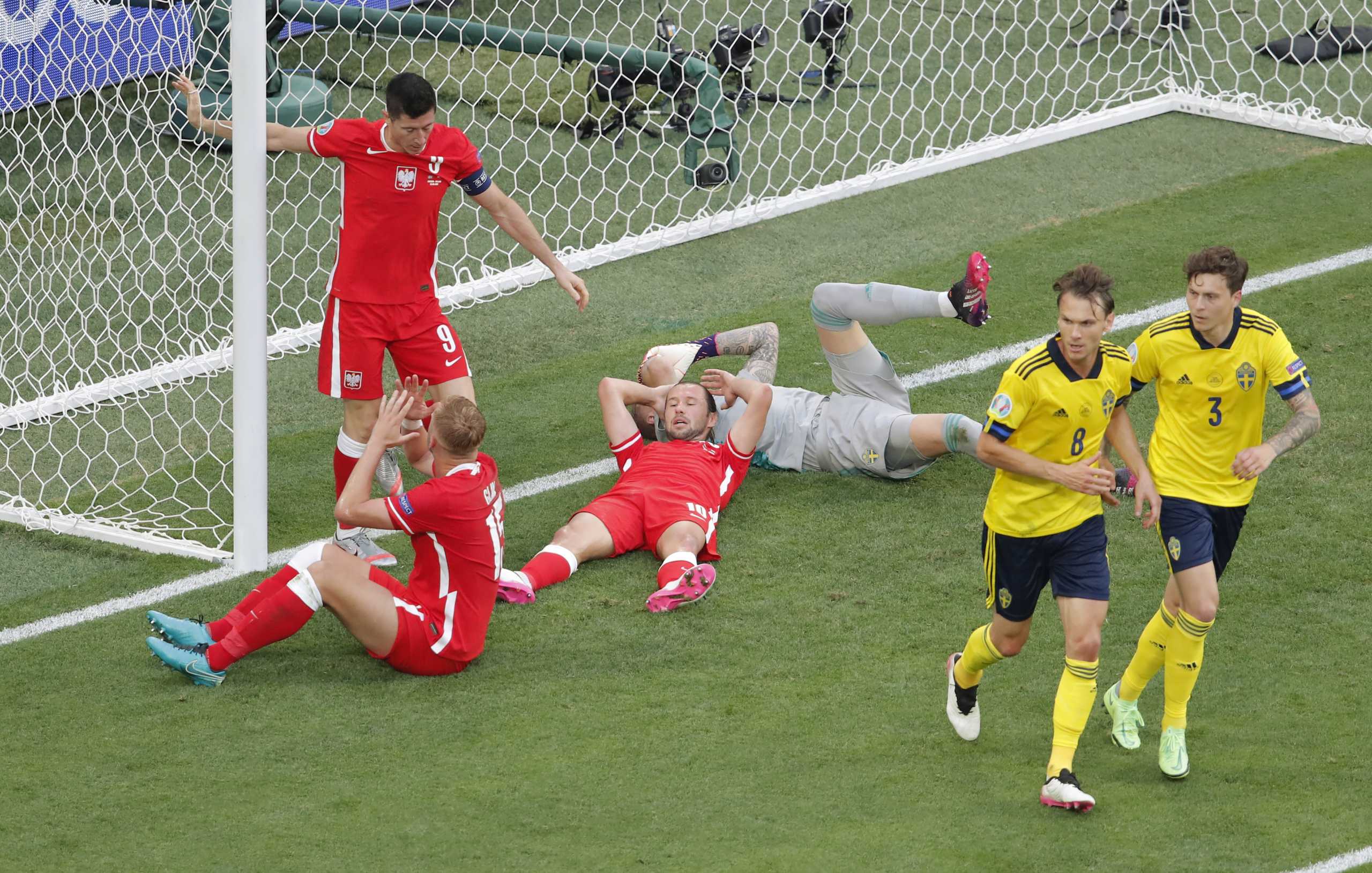 Soccer Football - Euro 2020 - Group E - Sweden v Poland - Saint Petersburg Stadium, Saint Petersburg, Russia - June 23, 2021 Poland's Robert Lewandowski, Kamil Glik and Grzegorz Krychowiak react after a missed chance Pool via REUTERS