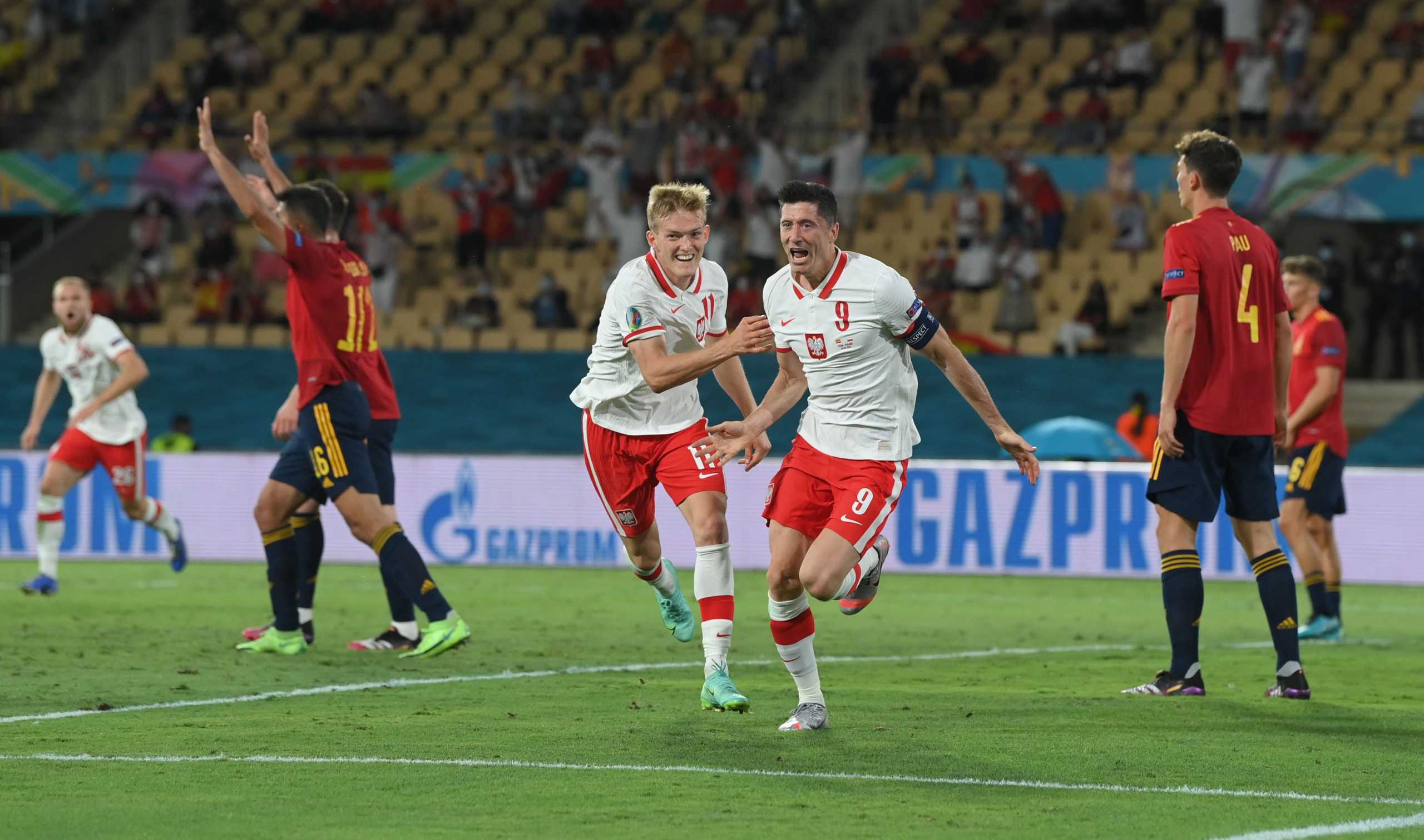 Soccer Football - Euro 2020 - Group E - Spain v Poland - La Cartuja Stadium, Seville, Spain - June 19, 2021 Poland's Robert Lewandowski celebrates scoring their first goal with Karol Swiderski Pool via REUTERS