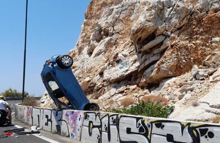 Σοβαρό τροχαίο στα Λιμανάκια στη Βουλιαγμένη (pics)