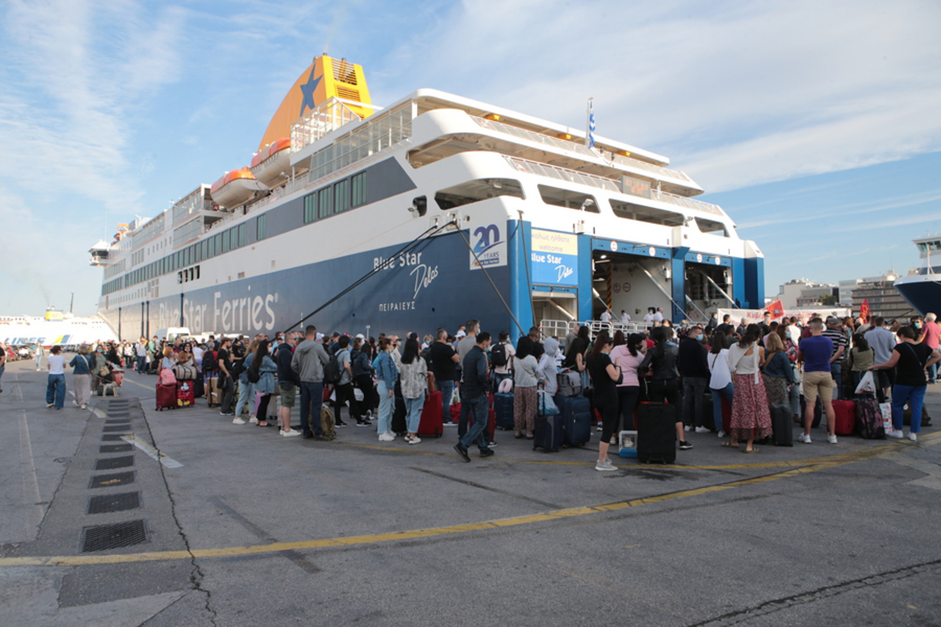 Ουρές από κόσμο δημιουργήθηκαν έξω από τα πλοία μετά την απεργία που προκήρυξε η ΠΕΝΕΝ Πέμπτη 3 Ιουνίου 2021 ΑΠΕ ΜΠΕ