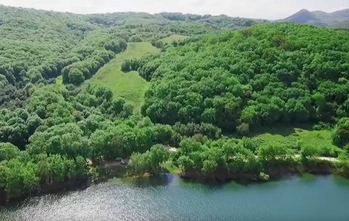 Ήπειρος: Επίγειος παράδεισος σε μπλε και πράσινο φόντο – Ταξίδι στη λίμνη Ζηρού που μαγεύει