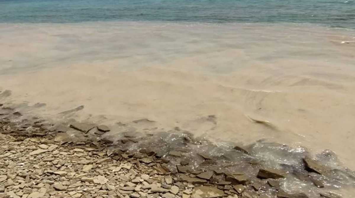 Λήμνος: Η βλέννα του Μαρμαρά έκανε αγνώριστες τις παραλίες του νησιού – Η θάλασσα άλλαξε χρώμα
