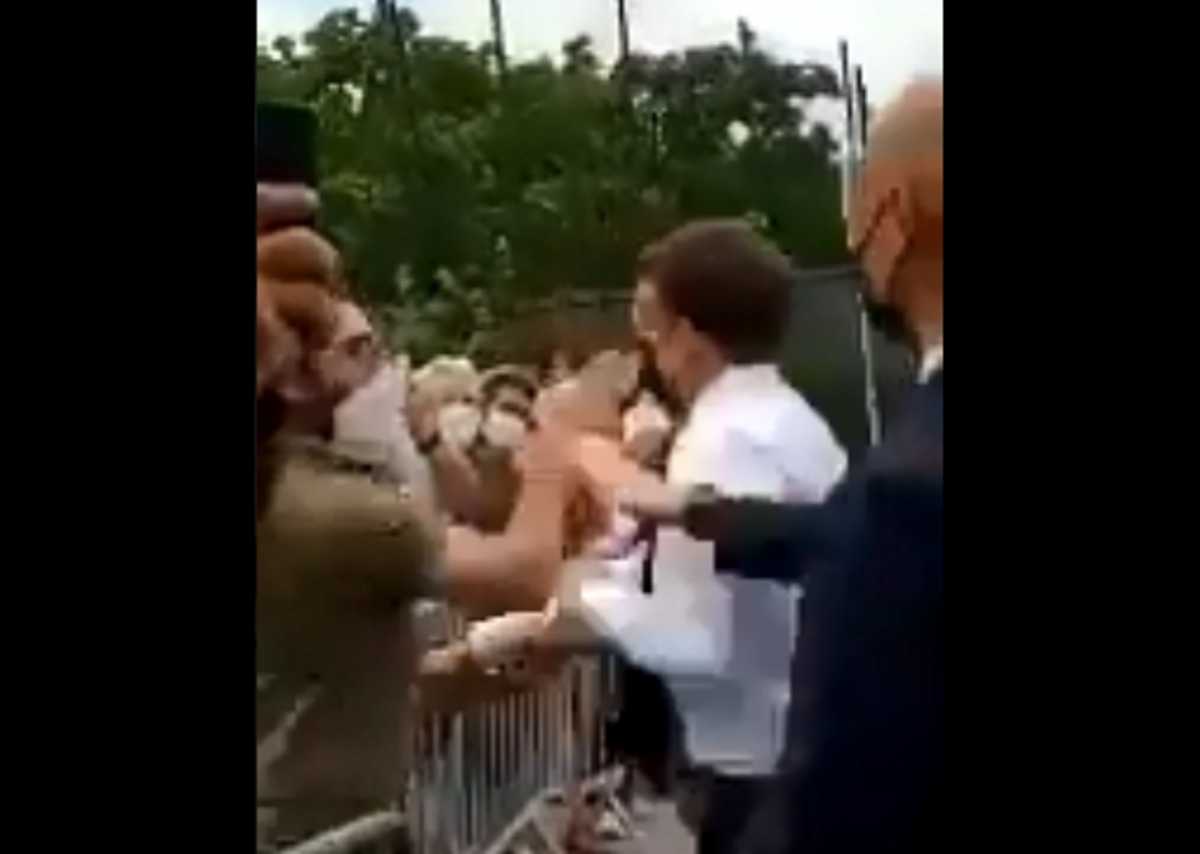 Πολίτης χαστούκισε τον Μακρόν μπροστά στις κάμερες (video)