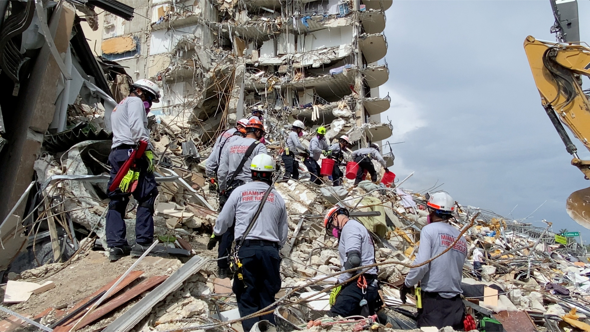 Μαϊάμι: Λιγοστεύουν οι πιθανότητες για επιζώντες στο κτίριο που κατέρρευσε