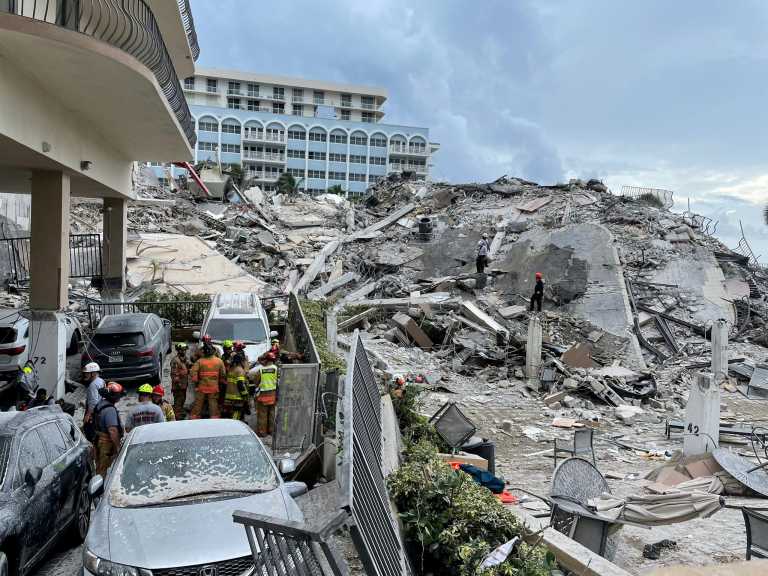 Μαϊάμι: Λιγοστεύουν οι πιθανότητες για επιζώντες στο κτίριο που κατέρρευσε - Ξεσπούν φωτιές στα συντρίμμια (pics)