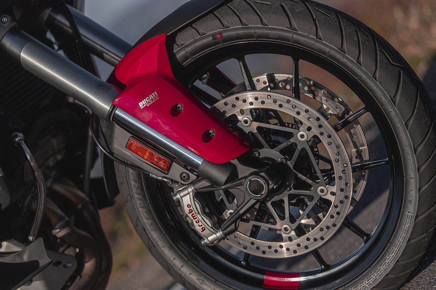 Ç íÝá Ducati Multistrada V4 Ýöôáóå óôçí ÅëëÜäá êáé áðü ôçí ÐÝìðôç 11 Öåâñïõáñßïõ èá âñßóêåôáé óôï Ducati Athens êáé óôï äßêôõï ÅîïõóéïäïôçìÝíùí Óõíåñãáôþí ôçò  Ducati óå üëç ôçí ÅëëÜäá

â¢                     Ç èñõëéêÞ ìïôïóõêëÝôá ôçò Ducati, óôçí ôÝôáñôç ãåíéÜ ôçò, óõíäõÜæåé åðéäüóåéò êáé óðïñ ÷áñáêôÞñá ìå ìïíáäéêÞ Üíåóç êáé åõåëéîßá, åðéäåéêíýïíôáò åîáéñåôéêÞ óõìðåñéöïñÜ óå üëåò ôéò óõíèÞêåò

â¢                     Ï êéíçôÞñáò V4 Granturismo ðñïóöÝñåé åîáéñåôéêÞ áîéïðéóôßá êáé áíôï÷Þ óôç íÝá Multistrada, ìå ñåêüñ äéáóôçìÜôùí óõíôÞñçóçò

â¢                     Ãéá ðñþôç öïñÜ ìïôïóõêëÝôá ðáñáãùãÞò äéáèÝôåé åìðñüò êáé ðßóù ñáíôÜñ