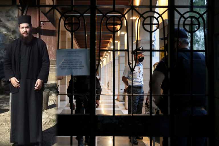 Επίθεση με βιτριόλι στην Μονή Πετράκη: Απολογείται σήμερα ο ιερέας μετά την «αναβάθμιση» του κατηγορητηρίου