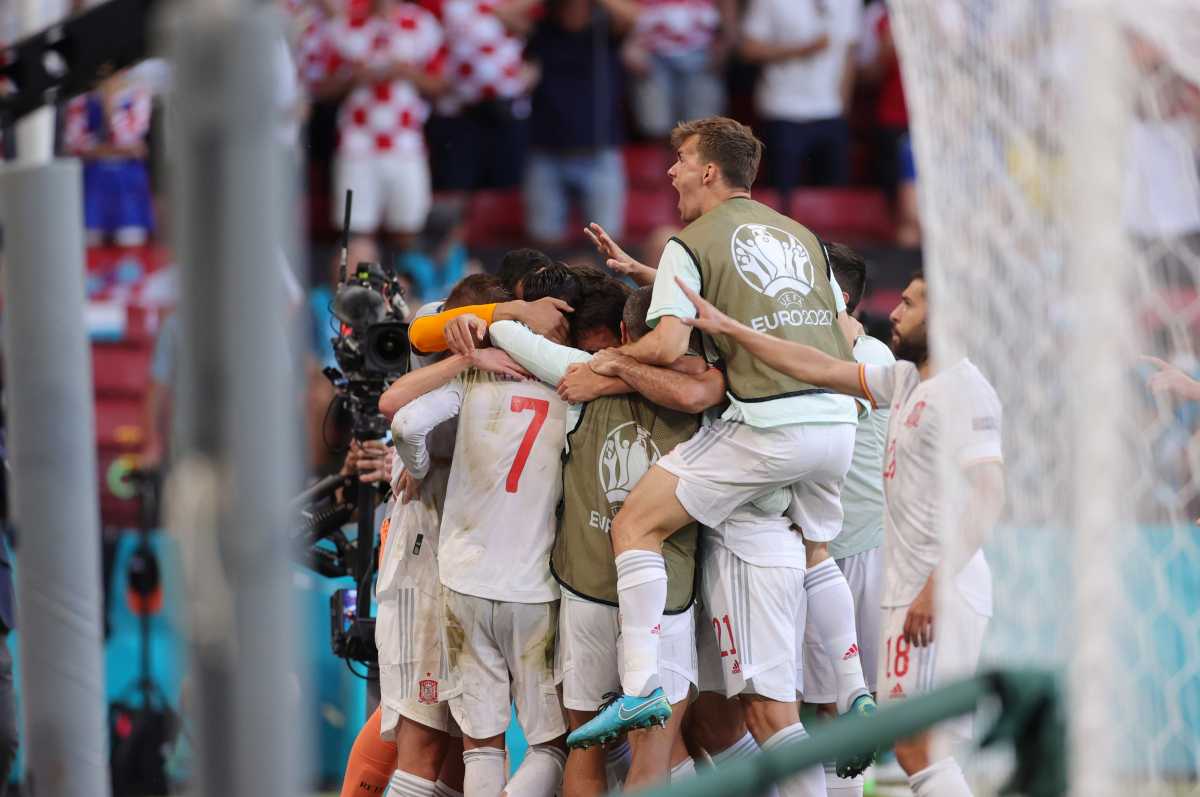 Soccer Football - Euro 2020 - Round of 16 - Croatia v Spain - Parken Stadium, Copenhagen, Denmark - June 28, 2021 Spain's Alvaro Morata celebrates scoring their fourth goal with teammates Pool via REUTERS