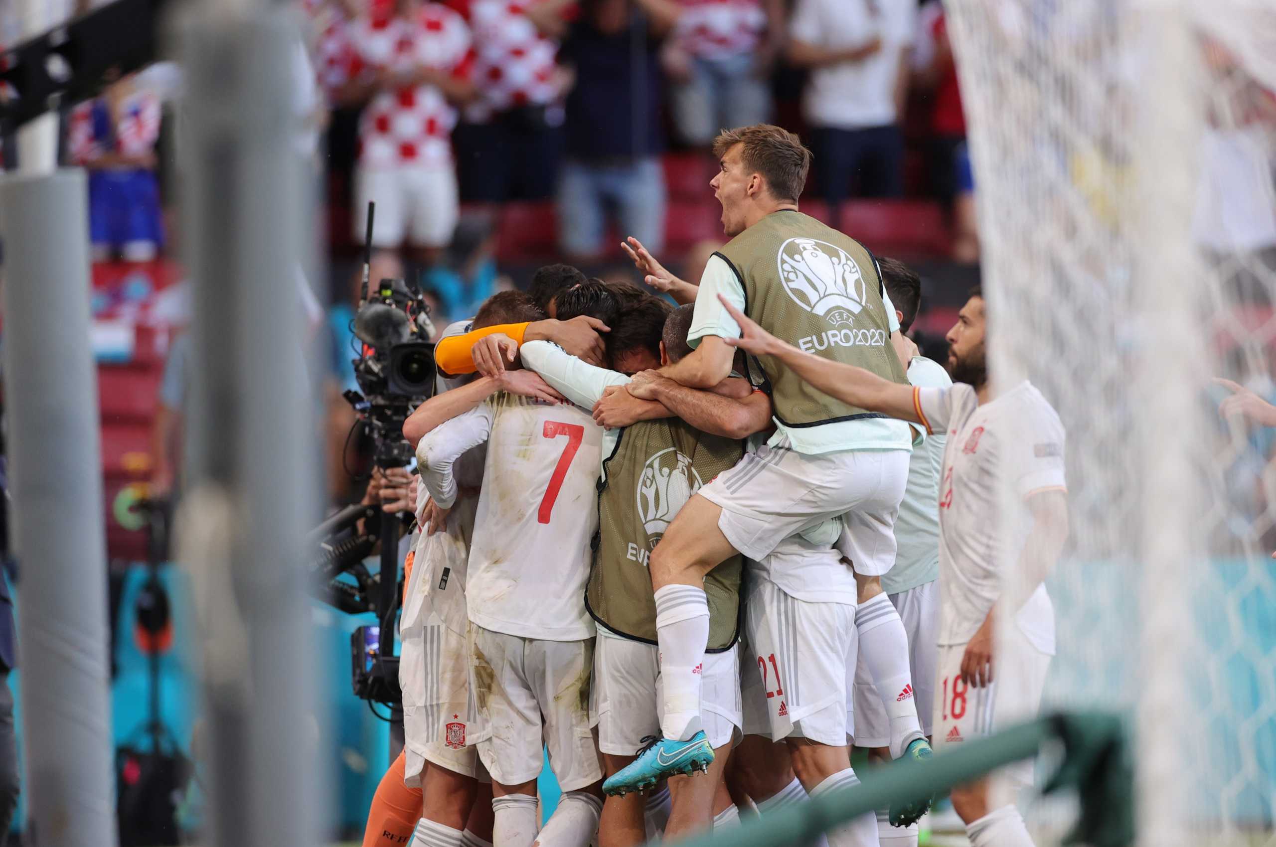 Soccer Football - Euro 2020 - Round of 16 - Croatia v Spain - Parken Stadium, Copenhagen, Denmark - June 28, 2021 Spain's Alvaro Morata celebrates scoring their fourth goal with teammates Pool via REUTERS