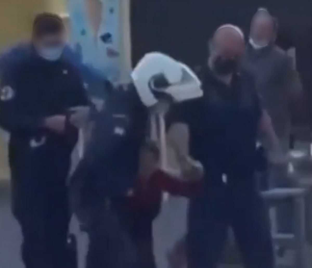 Ρόδος: Η στιγμή που αστυνομικοί σέρνουν γυναίκα που τραγουδούσε στον δρόμο – Γιατί έγινε η σύλληψη