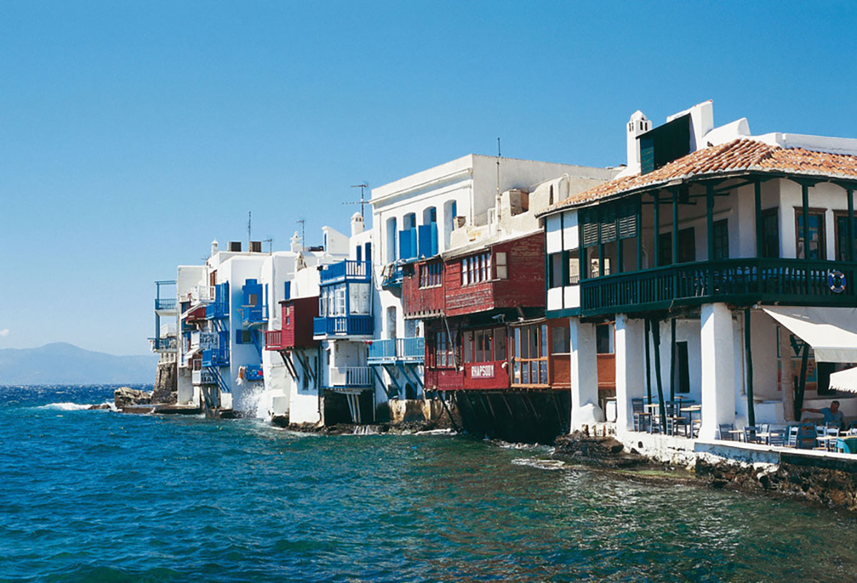 Φωτογραφία που δόθηκε σήμερα στη δημοσιότητα και εικονίζει άποψη από τη Μύκονο. Σημαντικές διακρίσεις, για άλλη μία χρονιά, απέσπασε η Ελλάδα στα Reader’s Choice Awards 2019, αυτή τη φορά από τους αναγνώστες της αμερικανικής έκδοσης του κορυφαίου ταξιδιωτικού περιοδικού «Conde Nast Traveller». Συγκεκριμένα η χώρα μας κατατάχθηκε στην 7η θέση της κατηγορίας «Κορυφαίες 20 χώρες» (Top 20 Countries), όπου υποψήφιες ήταν συνολικά 193 χώρες, ενώ στην κατηγορία «Καλύτερα νησιά στον κόσμο» (Best islands in the World) και ειδικότερα στα «Κορυφαία 5 νησιά της Ευρώπης» (Top 5 in Europe) η Ελλάδα απέσπασε τη «μερίδα του λέοντος», αφού η Μύκονος κατέλαβε την 3η, η Πάρος την 4η και η Κρήτη την 5η θέση. Πέμπτη 10 Οκτωβρίου 2019.  ΑΠΕ ΜΠΕ