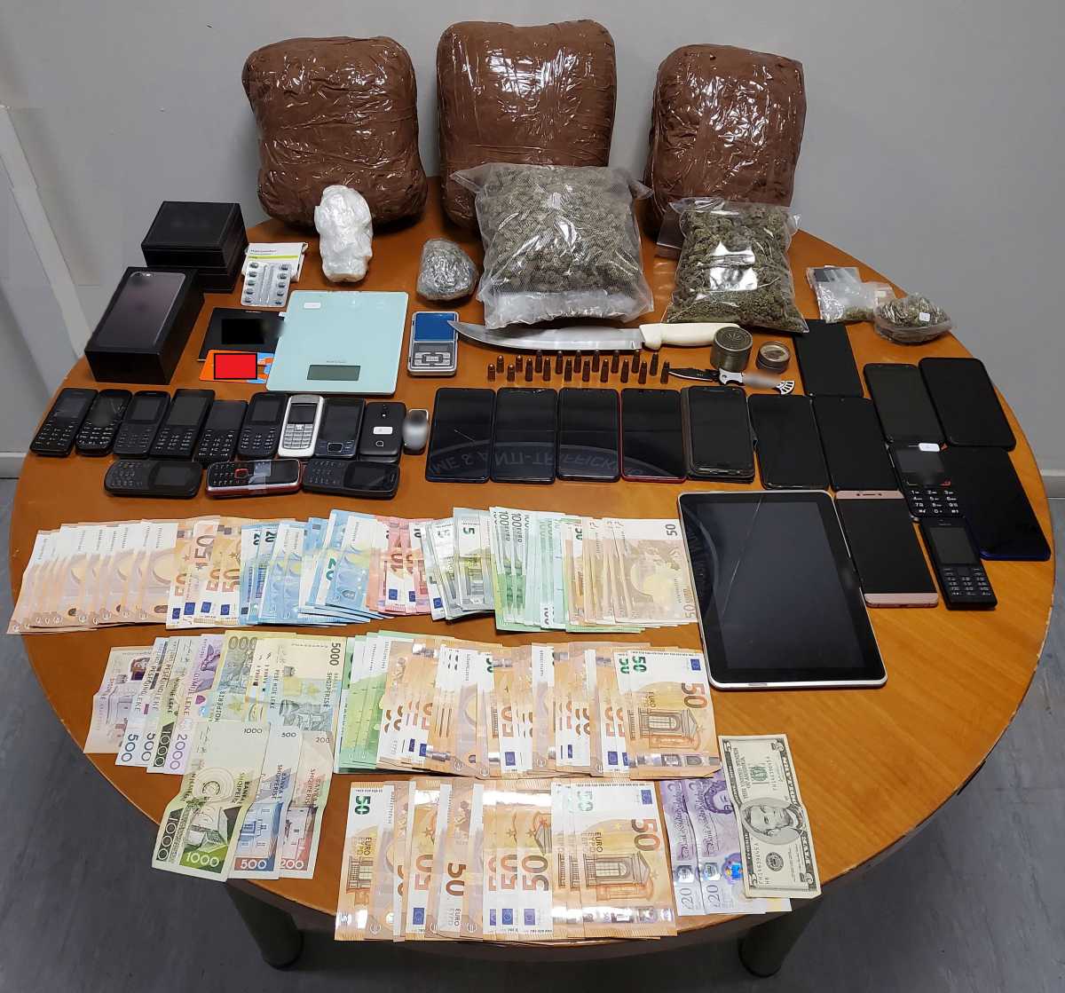 Διακινούσαν ναρκωτικά σε Αττική και νησιά – 9 συλλήψεις