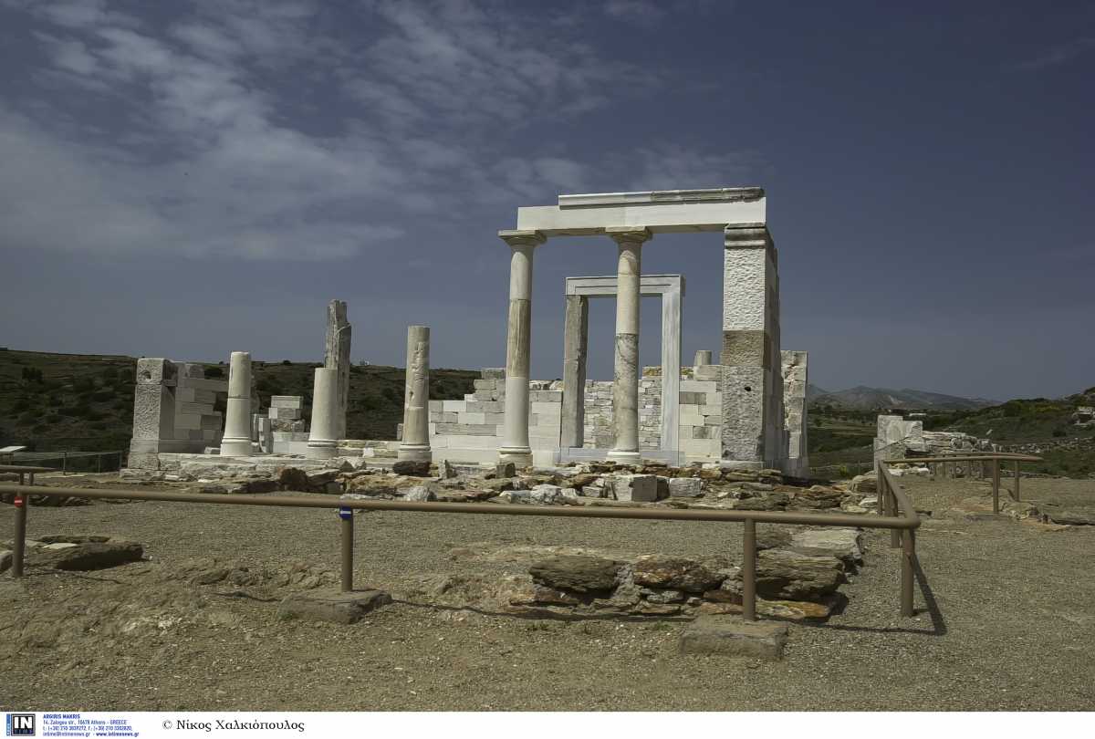 Ο εντυπωσιακός ελληνικός ναός με το λευκό μάρμαρο που κατασκευάστηκε έναν αιώνα πριν τον Παρθενώνα